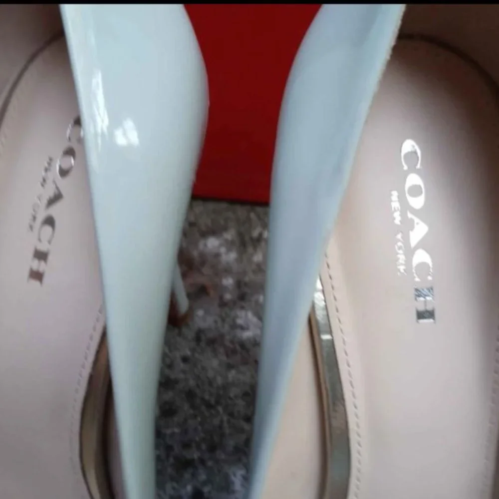 New with Box COACH Hallie Light Blue Patent Leather Heels Size 37/6.5